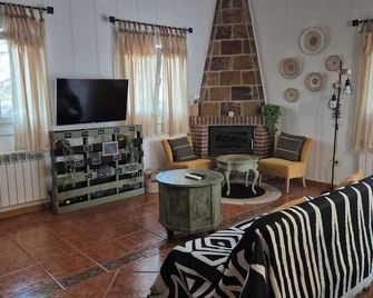 Lovely home nearby Madrid to enjoy nature - Villaviciosa de Odón - Living room