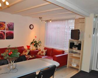 Apartment 2-3 pers. with private terrace 150 meters from the beach. - Egmond aan Zee - Wohnzimmer