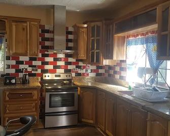 Relax and enjoy in this beautiful home in a quiet neighbourhood. - May Pen - Cocina