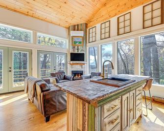 Deck & Fire Pit: Mtn-view Cabin in Rabun Gap - Mountain City - Living room