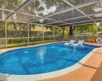 Margate Home w/ Hot Tub & Putting Green! - Margate - Pool