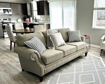 Welcome to Serenity - Spacious 4-bedroom townhome in Mankato minutes from MSU - Mankato - Wohnzimmer