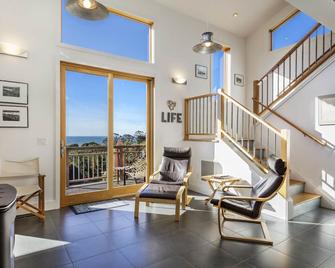 #1 Rate 'best Place To Stay' At Stinson Beach - Stinson Beach - Living room