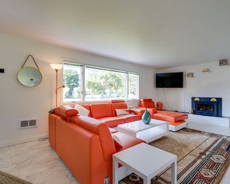 Cozy Retreat in Spokane Valley w/ Fireplace - Spokane Valley - Living room