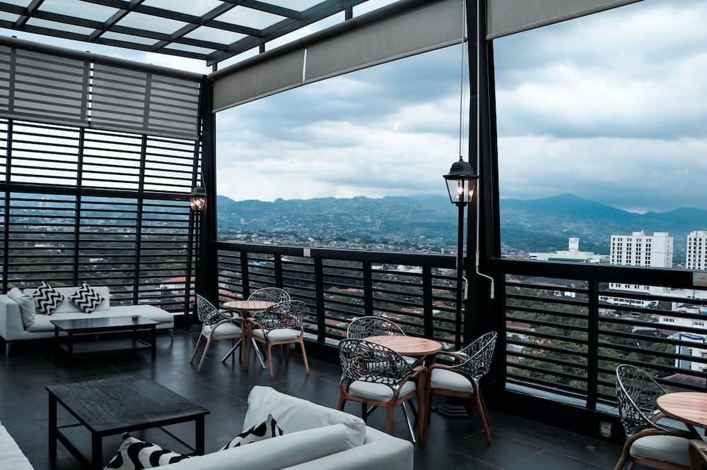 فور بوينتس باي شيراتون باندونغ - باندونغ - شرفة