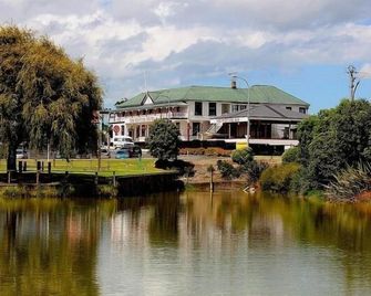 The Kentish Hotel - Waiuku - Outdoors view