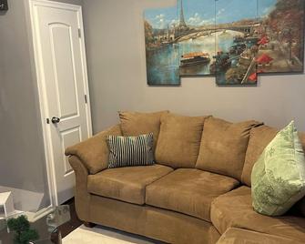 Charming 2-bedroom townhome in Baltimore with WiFi, AC - بالتيمور - غرفة معيشة