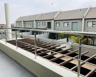 This property is no longer available on this platform. Please do not book. - Swakopmund - Balcony