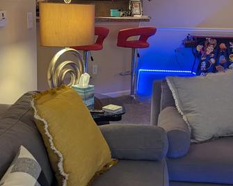 Stay And Play - Sleeps 7 ' Home Away From Home But Still Close To Everything Fun ' Instant Booking Available - Charlotte - Sala de estar