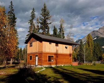 Kicking Horse Kabins - Luxury Loghome With Hot Tub - Golden - Edificio