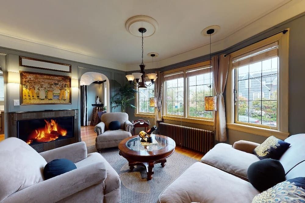 Lower Suite: a classic suite in a quiet Seattle home - سياتل - غرفة معيشة