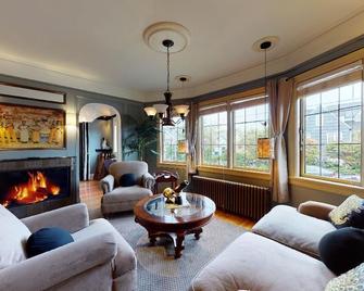 Lower Suite: a classic suite in a quiet Seattle home - سياتل - غرفة معيشة
