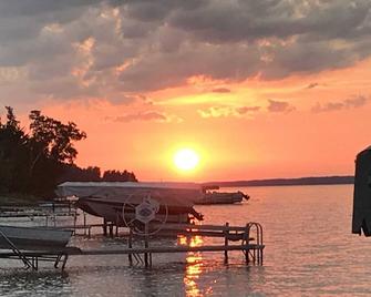 Crystal lake beautiful private sandy beach front. - Beulah