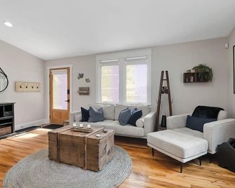Jordan Lake Bungalow with boat parking - New Hill - Living room