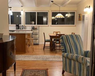 Cozy Hideaway and Hot Tub. Pet Friendly. - Eureka - Restaurant