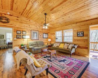 8 Mi to Chattooga River Pet-Friendly Mtn Cabin - Clayton - Huiskamer