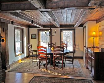 Vermont Farmhouse in the Heart of the Green Mountains - Granville - Essbereich