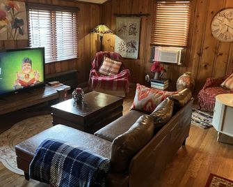Woodland Oasis Cabin Apartment - Youngstown - Pokój dzienny