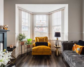 The Crescent Townhouse - Lisburn - Living room