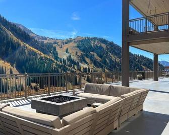 Elegant Mountain Retreat with Stunning Views | Heated Pool and Prime Ski Access - Alta