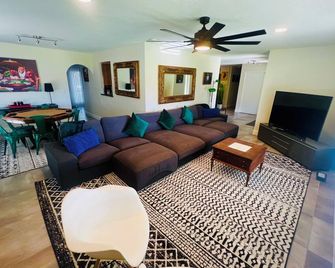 ! NEW ! Arizona Wine House. Centrally located in the Heart of the Verde Valley. - Rimrock - Living room