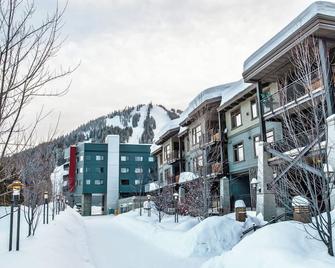 Slalom Creek 2 Bedroom & Den - Rossland - Outdoors view