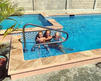 Ri'Biero's Holiday Apartments - Crown Point - Piscina