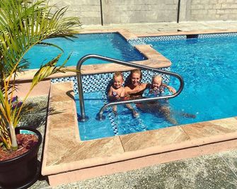 Ri'Biero's Holiday Apartments - คราวน์ พอยน์ - สระว่ายน้ำ