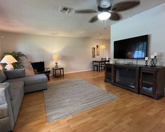 Spacious home directly on Lake Grassy canal. Boat house, hot tub & pool table - Lake Placid - Obývací pokoj