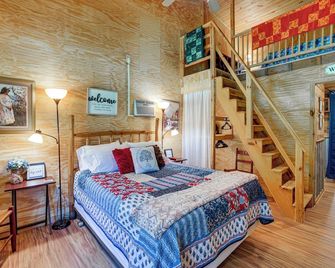 Lake Butler Cabin on 5 Acres w/ Fire Pit! - Lake Butler - Bedroom