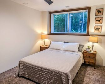 Welcome to The Hideaway on Highland. - Winter - Bedroom