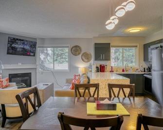 The View Tub- hot tub, free parking, view, king bed, AC, 2BR, sleeps 6 - Harvie Heights - Dining room