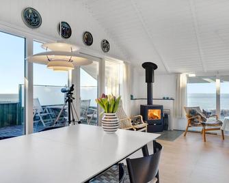 Gorgeous Home In Esbjerg V - Esbjerg - Dining room