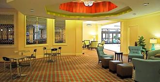 DoubleTree by Hilton Hotel Fayetteville - פאייטוויל - לובי