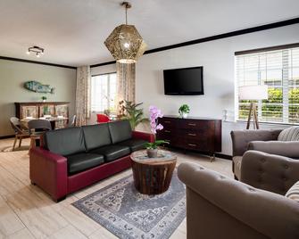 Tradewinds Apartment Hotel - Miami Beach - Living room