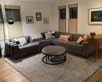 California: Point Reyes - Point Reyes Station - Living room