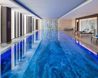 Hilton Garden Inn Riyadh Financial District - Riyadh - Pool