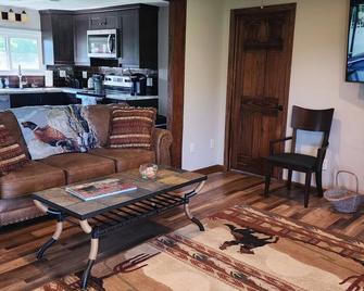 Country sanctuary with new Game Room - Thurman - Living room