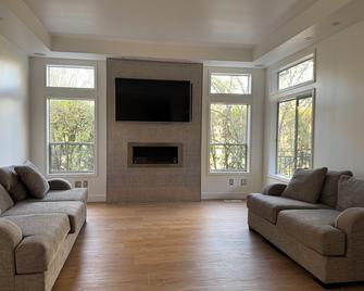Tualatin Villa with 3 bedrooms in serene area - Tualatin - Living room