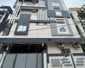 إ كيوب سيرفيس أبارتمنت - حيدر أباد - مبنى