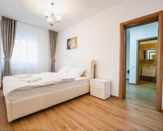 Spacious & Bright 2 bedroom Central Apartment - Oradea - Bedroom
