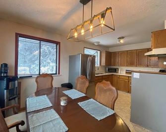 Spacious lake-house with 2 king beds and sleeps 12 easy, 2 minute walk to Lake. - Lone Butte - Comedor