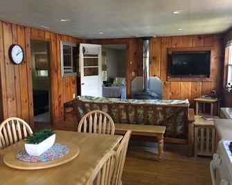 Relax & enjoy 240' lake frontage on Stinson Lake- Rumney, NH, with private beach - Rumney - Dining room