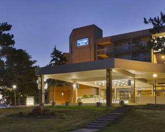 Ramada by Wyndham Belleville Harbourview Conference Centre - Belleville - Building