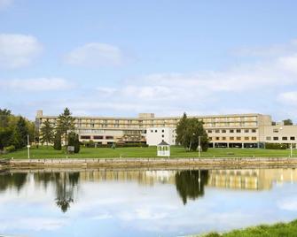 Ramada by Wyndham Belleville Harbourview Conference Centre - Belleville - Building