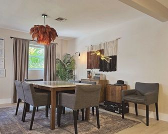 Casa Eden - Half mile to Lauderdale Marine Center - 4 bedrooms - 2 bathrooms - Fort Lauderdale - Dining room