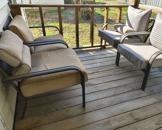 Cozy 3br Home, Patio + Firepit, Sleeps 6 - Athens - Balcony