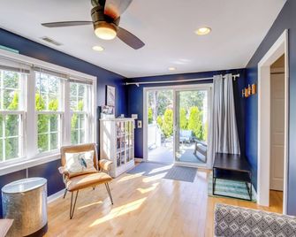 Cape May Quad w/ Grill - 7 Blocks to Beach! - Cape May - Wohnzimmer