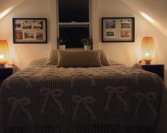 3-bedroom chalet, private pool,bbq area,porch, serene lush backyard, AC, WiFi - East Durham - Bedroom