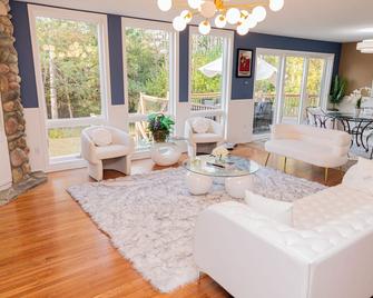 Basement in home with pool, bar and two Hot Tubs - Hudson - Huiskamer